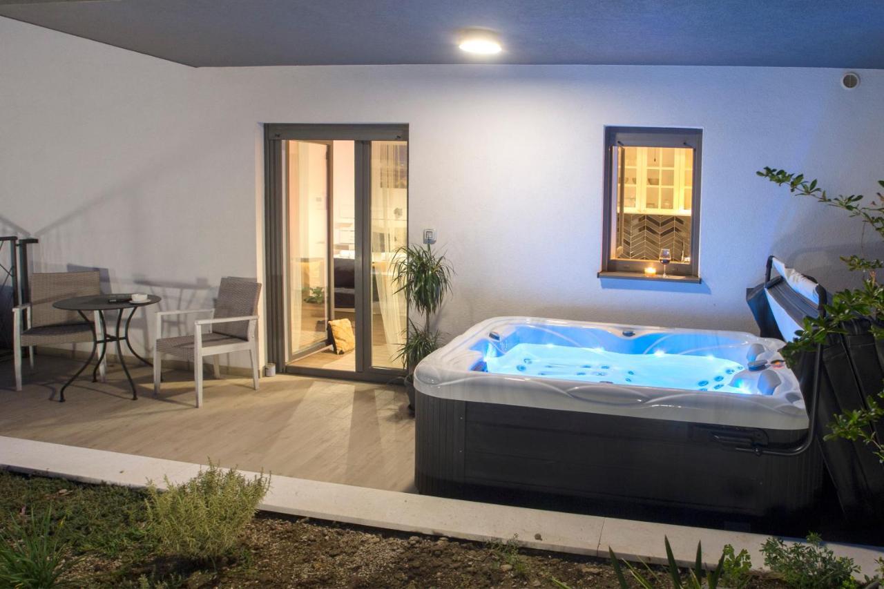 Studio And Hot Tub Split Eksteriør bilde