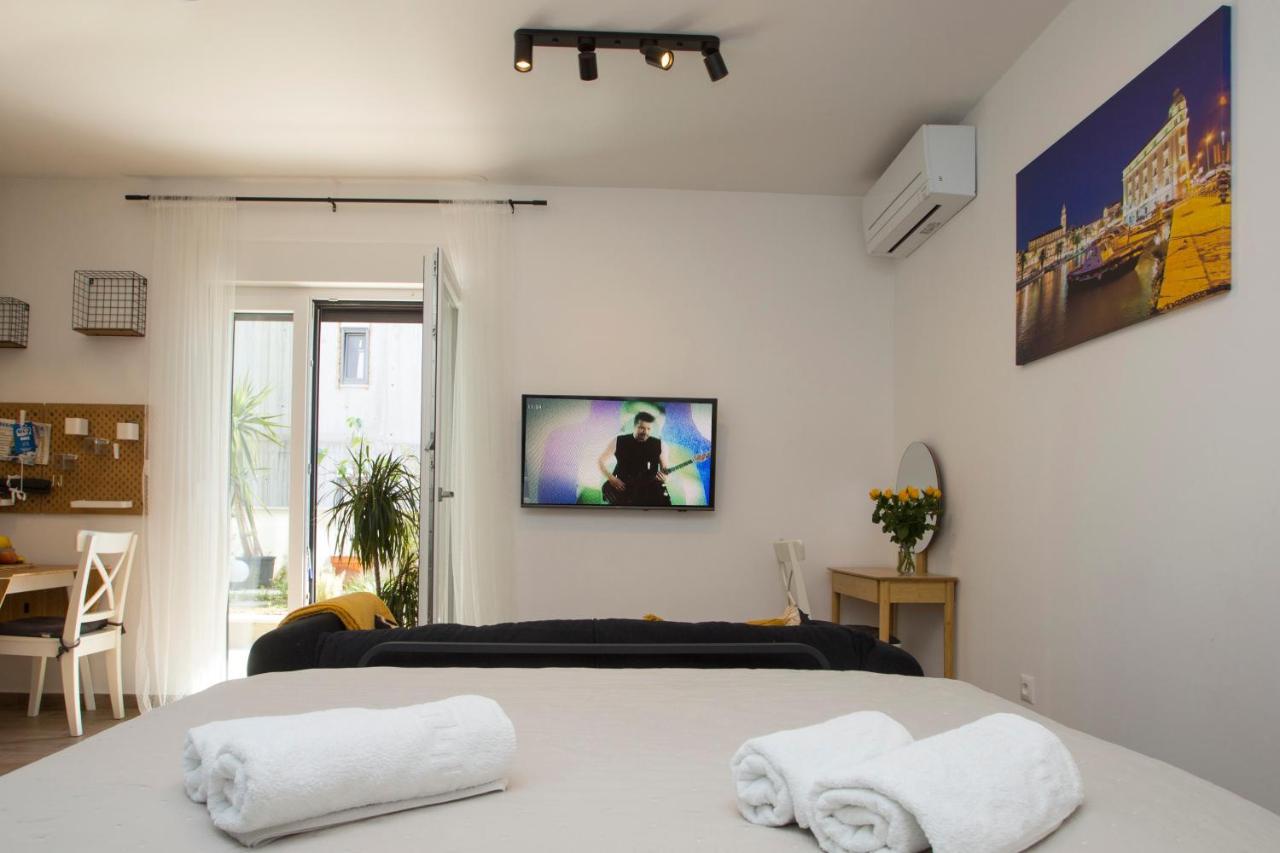 Studio And Hot Tub Split Eksteriør bilde