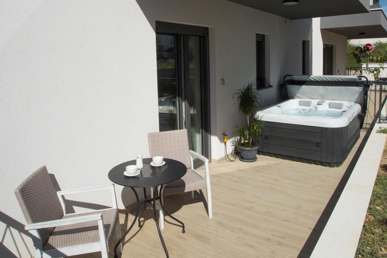 Studio And Hot Tub Split Eksteriør bilde